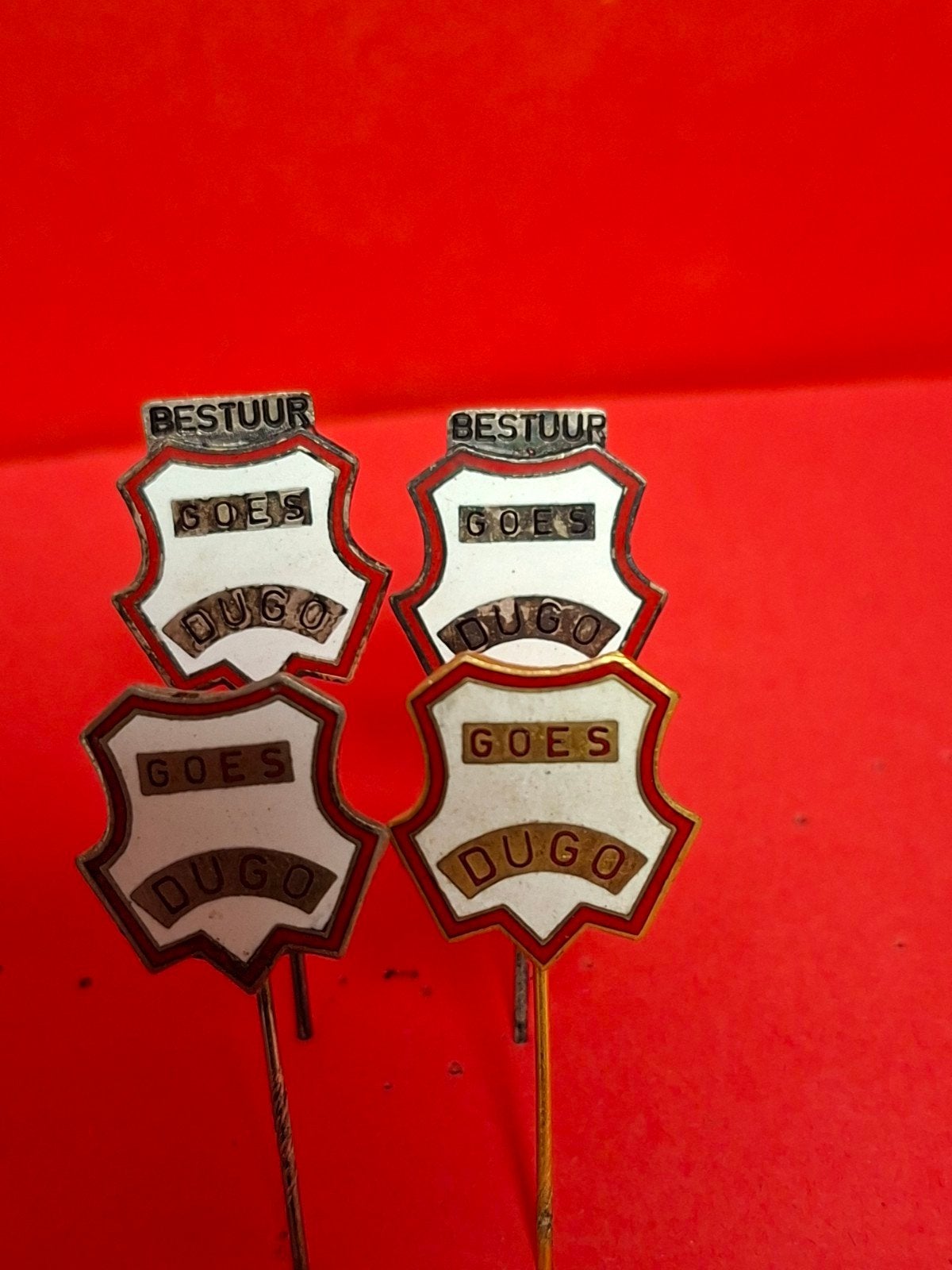 4 Emaille speldjes DUGO GOES .2X Bestuur, Ophalen of Verzenden, Gebruikt, Overige onderwerpen
