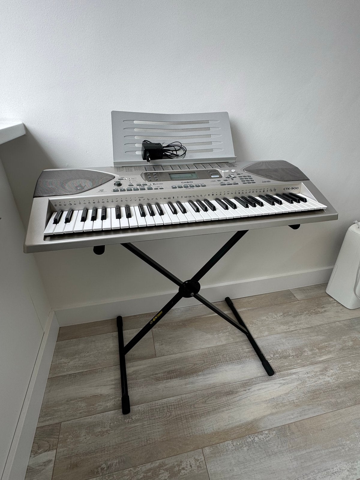 Casio CTK-900 Keyboard met standaard, Ophalen, Casio, Aanslaggevoelig, 61 toetsen