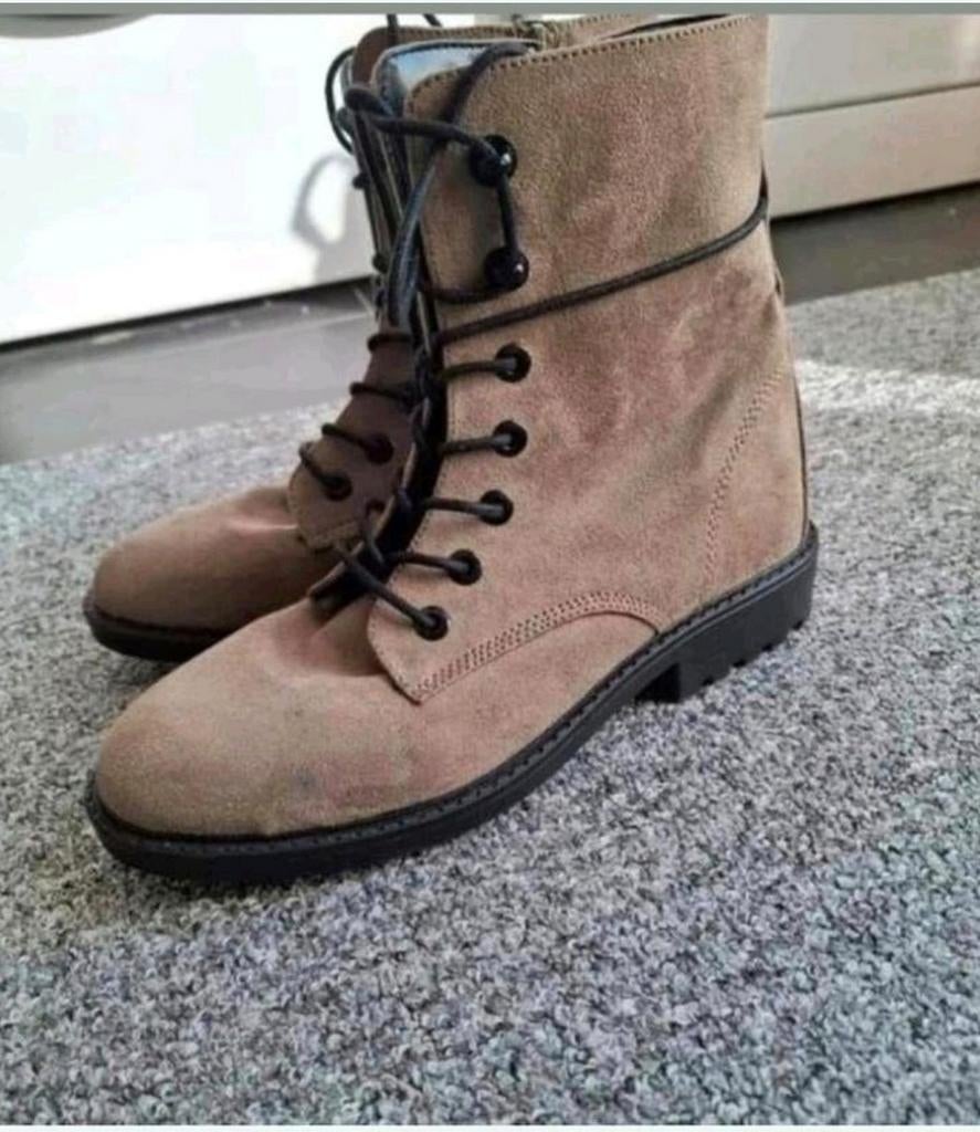 Beige suède enkellaarsjes met veters en rits – maat 41, Kleding | Dames, Schoenen, Hoge laarzen, Beige, Ophalen of Verzenden, Zo goed als nieuw