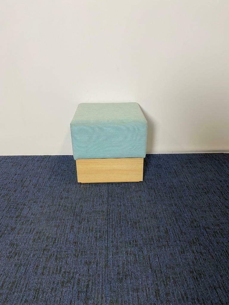 3 x Poef, blauwe stof, beuken hout, 47 x 47 x 47 cm., Ophalen, Minder dan 50 cm, Gebruikt, Vierkant