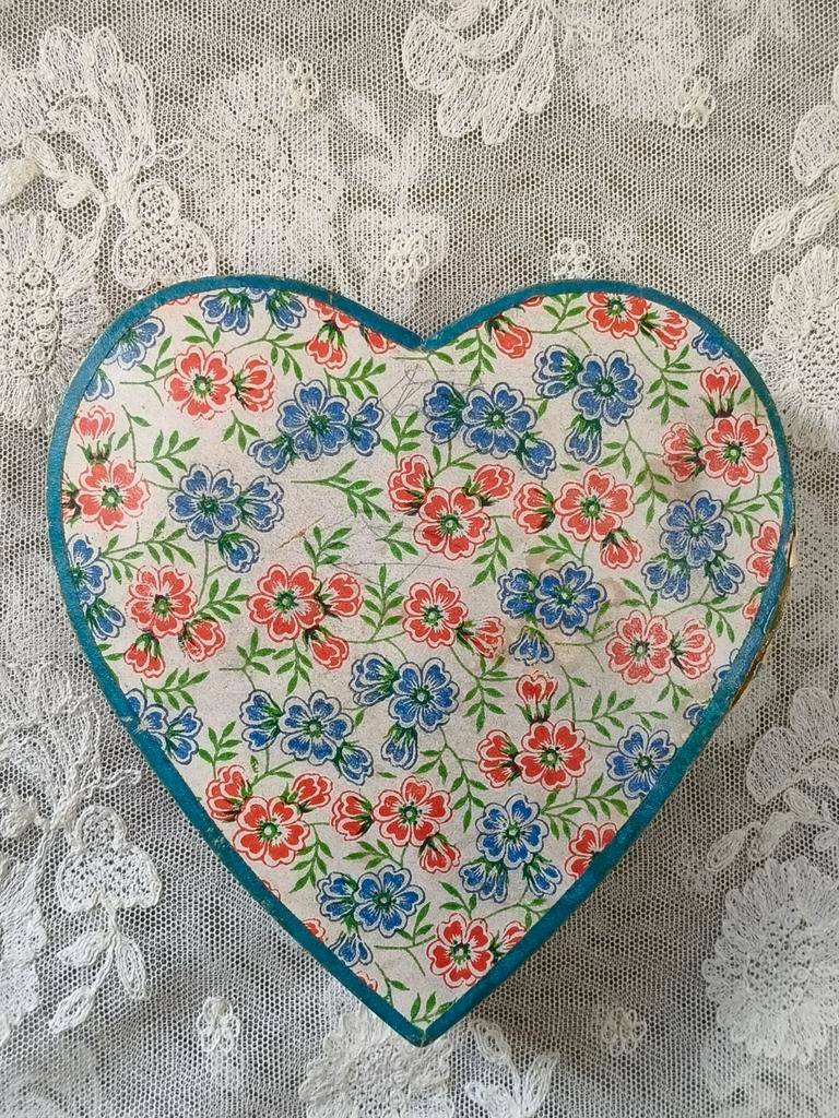 Oud hartvormig gebloemd doosje, Ophalen of Verzenden