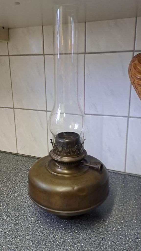 Een mooie, oude petroleumlamp met glazen kap, Antiek en Kunst, Ophalen of Verzenden