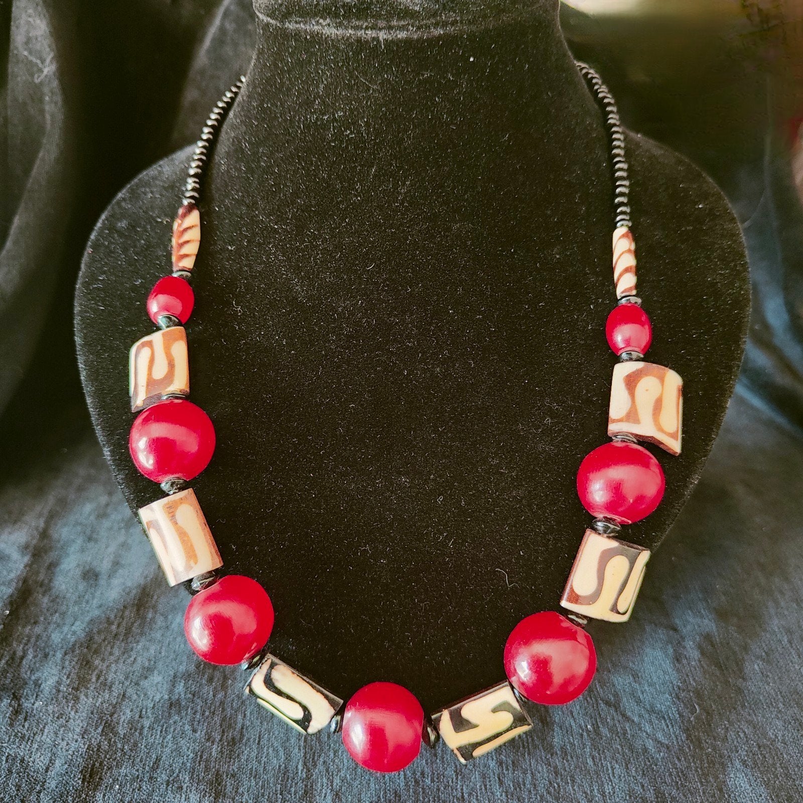 Keniaanse batik bot ketting met rode en zwarte kralen, Verzenden, Zo goed als nieuw, Zwart, Overige materialen