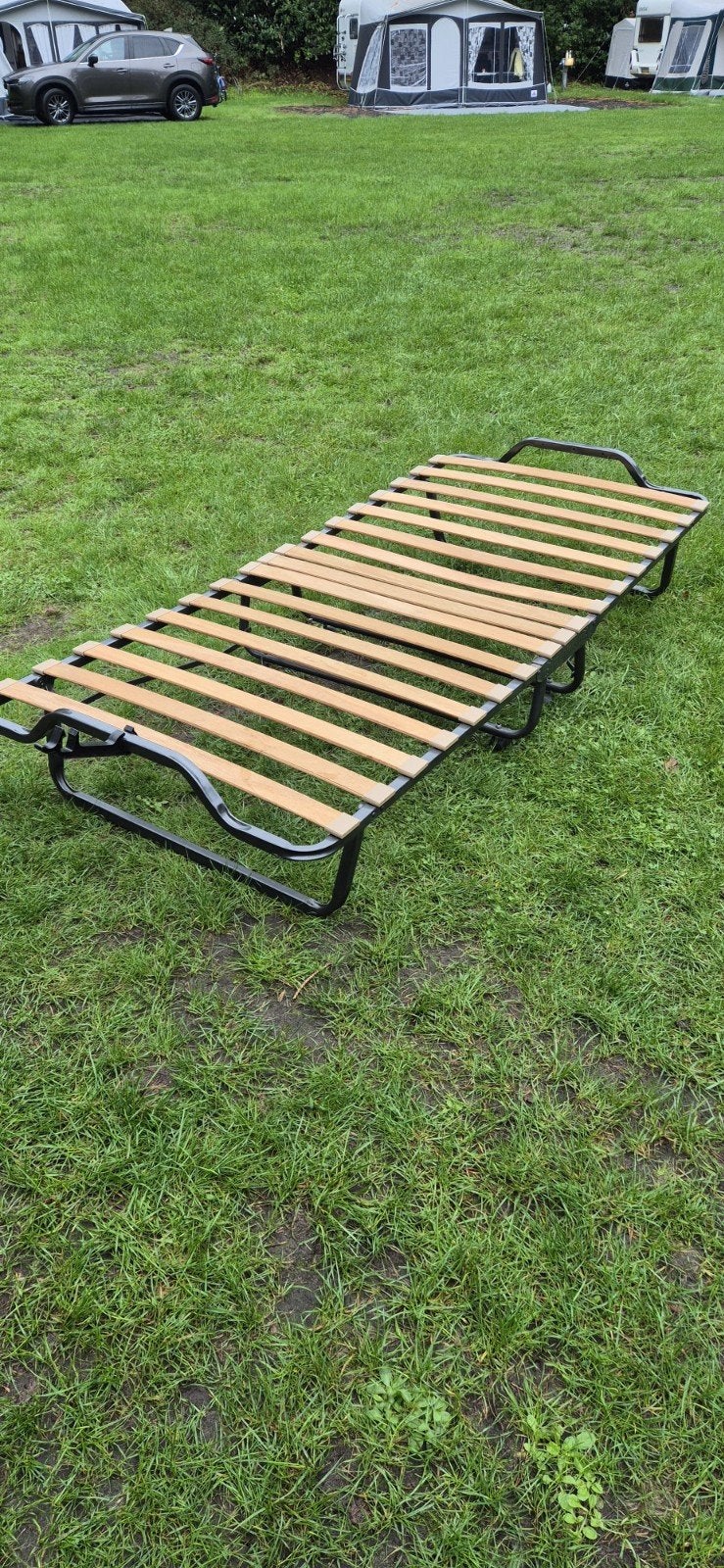 Opvouwbaar logeerbed / met matras., Ophalen of Verzenden