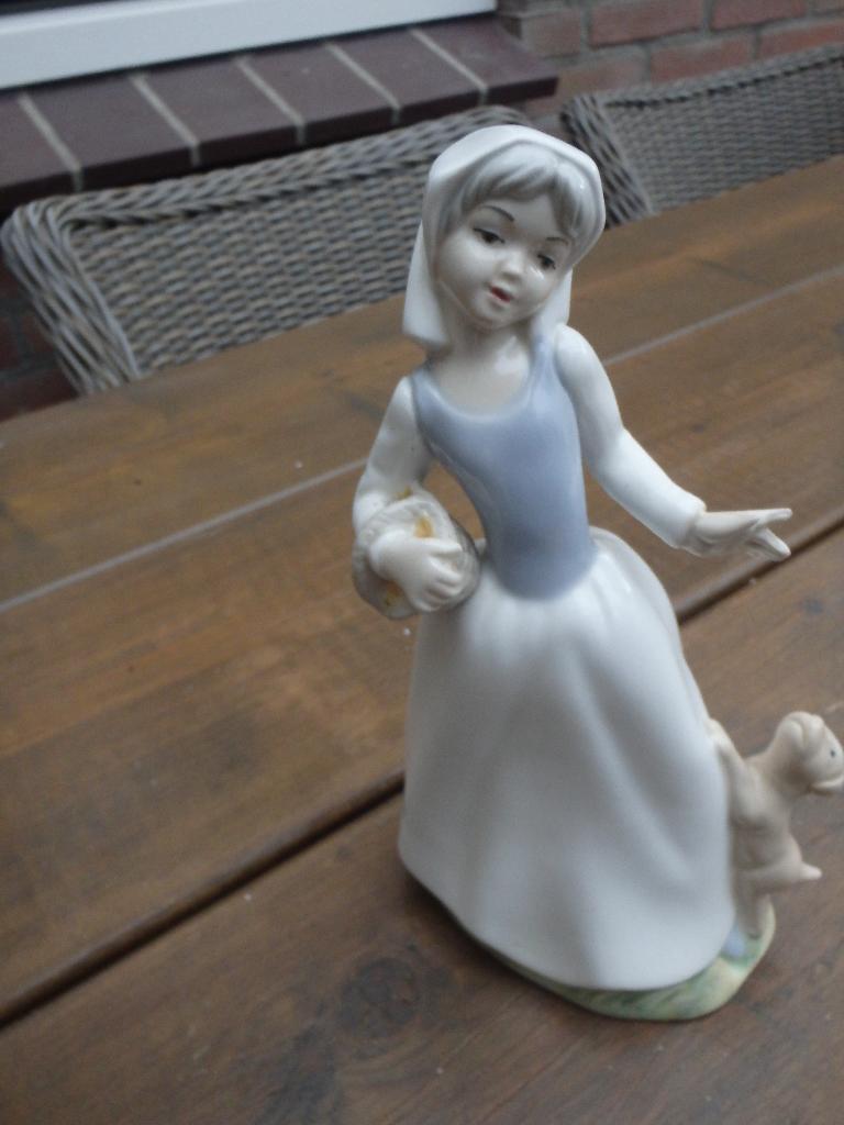 beeldje jonge vrouw met hond, Ophalen, Zo goed als nieuw, Mens