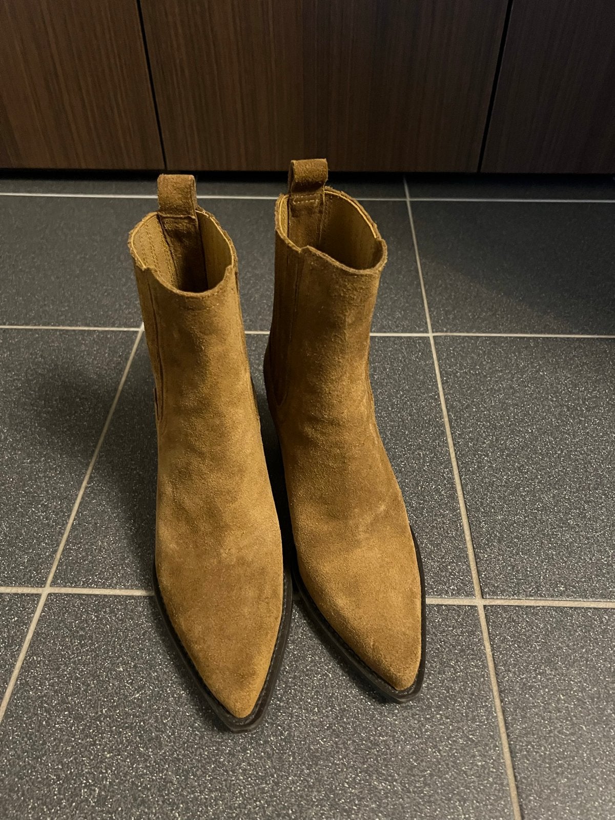 MNG suède enkellaarzen - Zo goed als nieuw, Kleding | Dames, Bruin, Lage of Enkellaarzen, Ophalen of Verzenden, Zo goed als nieuw