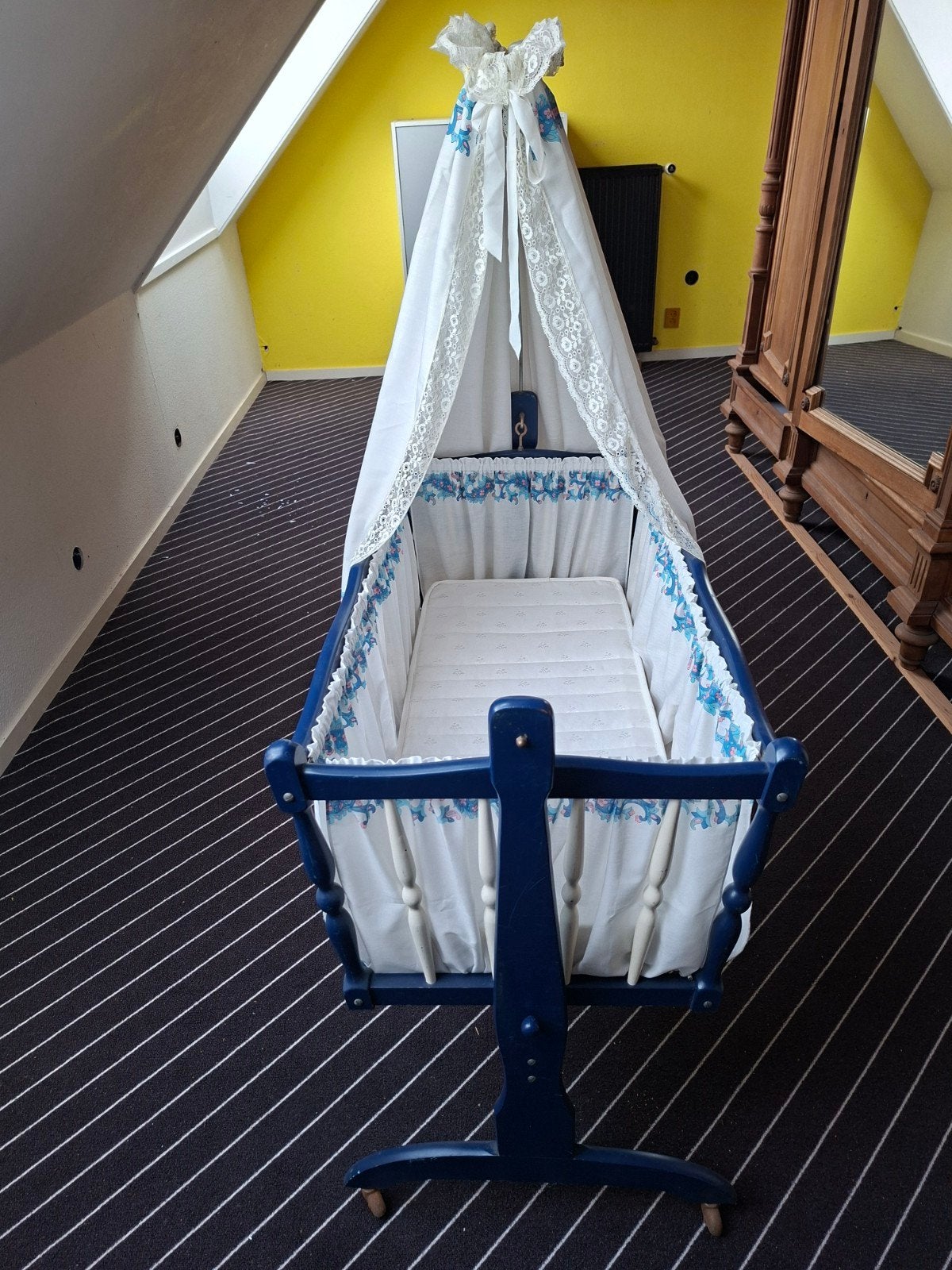 Vintage Wieg blauw met Hemeltje en Matras en Blauw/Wit.   Gr, Ophalen, Gebruikt, Wieg