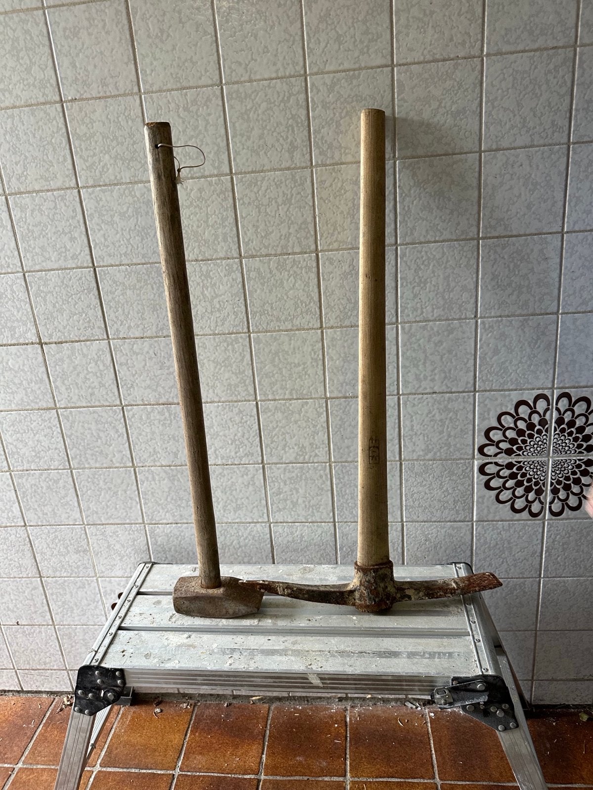 Oude pikhouweel en voorhamer met houten steel, Ophalen, Gebruikt, Hamer, Overige merken