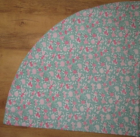 Vintage lap stof wit met groene blaadjes en roze kersen, Gebruikt, Ophalen of Verzenden, 30 tot 120 cm, Katoen