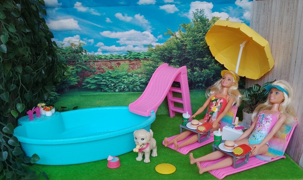 BA05 Barbie bij het zwembad in de tuin met 2 Barbies, Verzamelen, Ophalen of Verzenden, Gebruikt, Overige typen