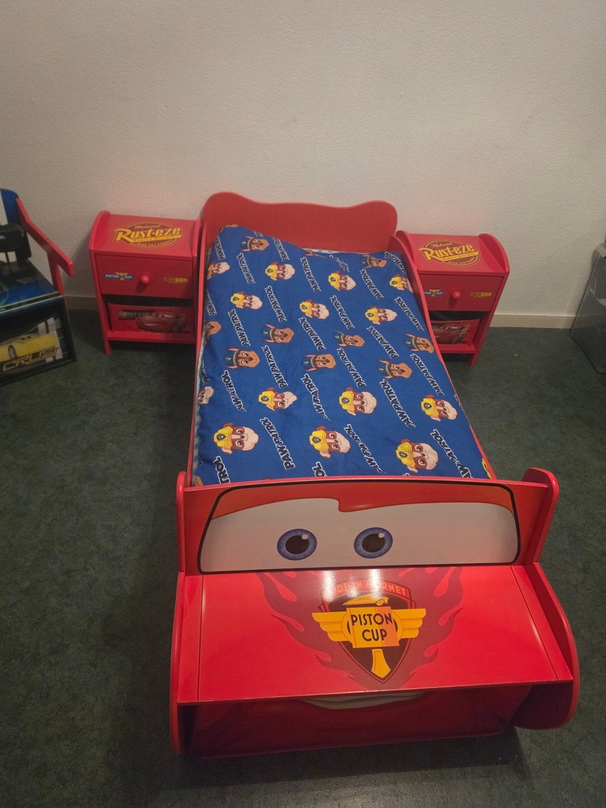 Cars Kinderkamer Set: Bed, Nachtkastjes, Opbergers, Ophalen, 70 tot 85 cm, Zo goed als nieuw, Lattenbodem