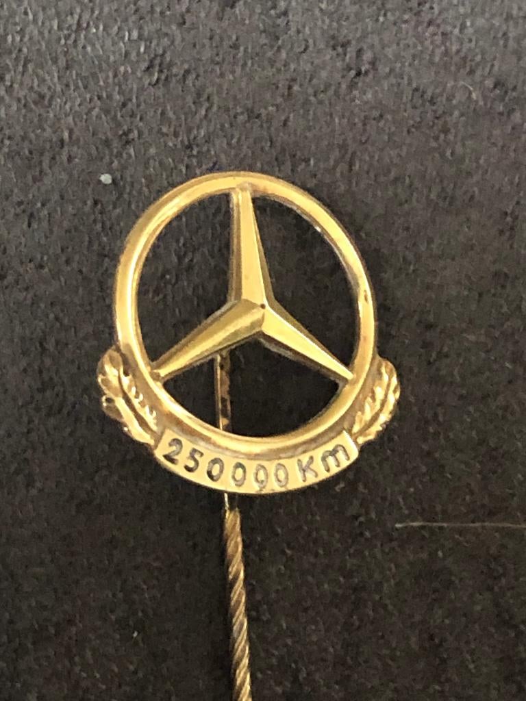 speldje mercedes 250,000 km   zilver 835  goud kleurig, Verzamelen, Ophalen, Gebruikt, Merk, Speldje of Pin