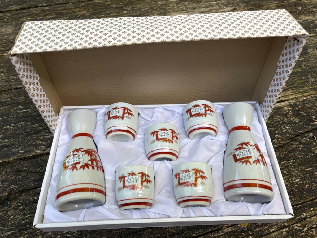 Vintage sake set in doos - 5 glaasjes en 2 kannetjes, Gebruikt, Keramiek, Overige typen, Ophalen of Verzenden