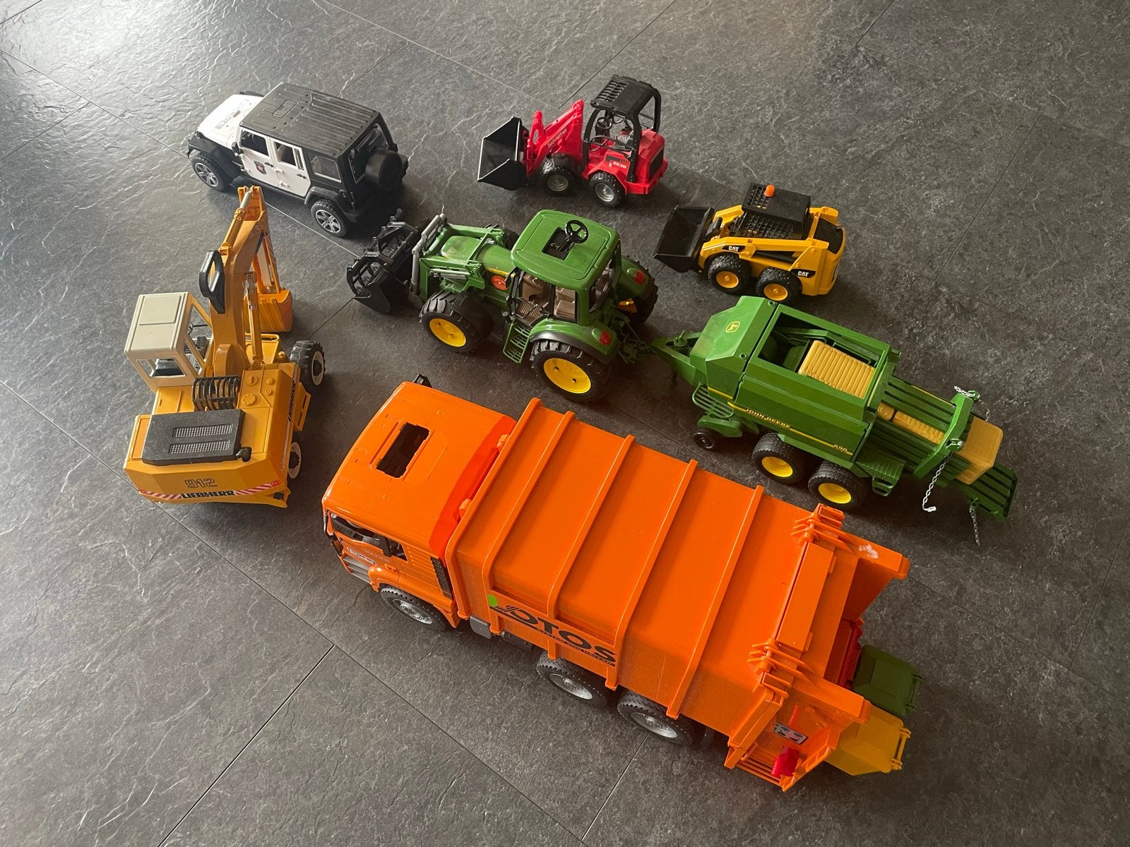 Bruder speelgoedvoertuigen: vrachtwagen, tractor, graafma, Ophalen, Gebruikt