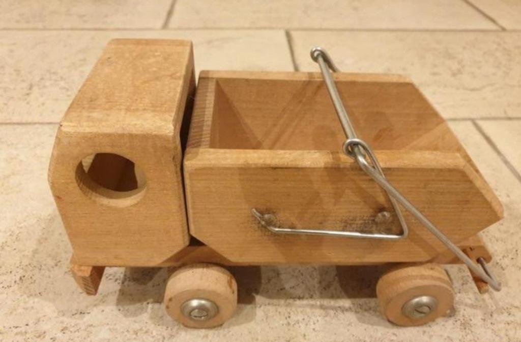 Handgemaakte houten kiepauto vintage.
Heel degelijk, Kinderen en Baby's, Speelgoed | Houten speelgoed, Ophalen of Verzenden