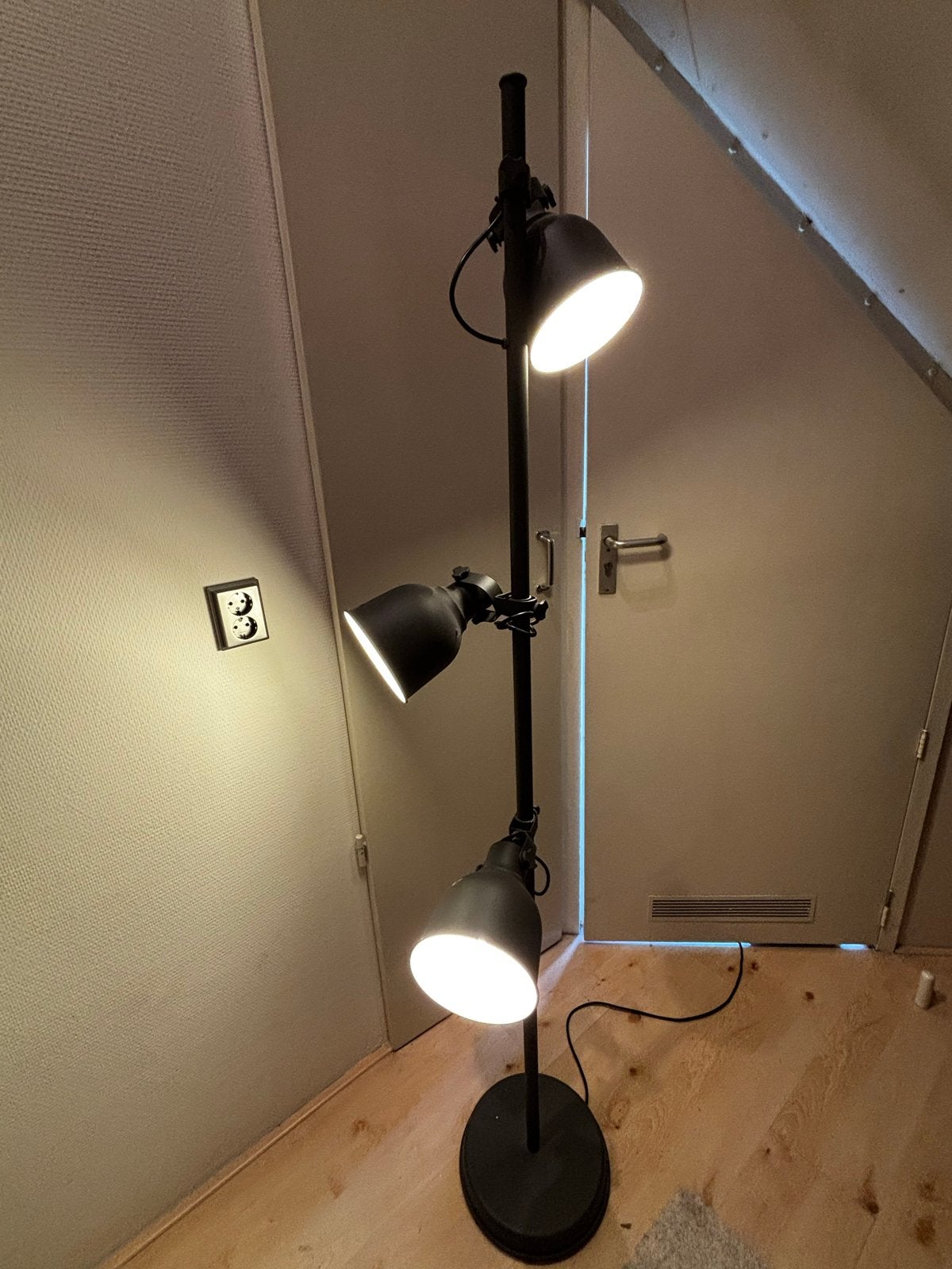 IKEA Hektar staande lamp + 3 verstelbare spots, donkergrijs, Ophalen, E14 (klein), Zo goed als nieuw, Metaal