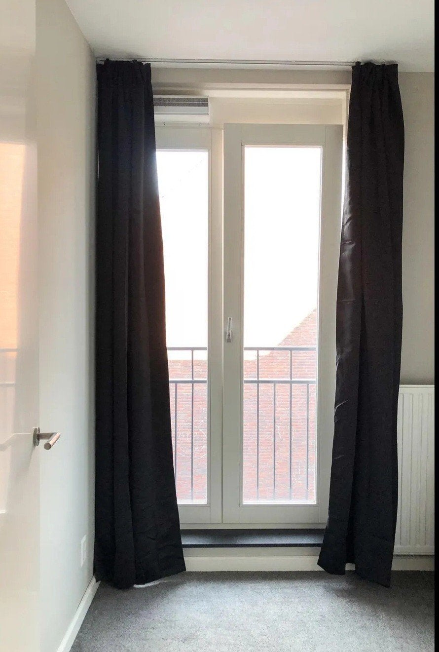 2 zwarte verduisterende gordijnen Kwantum (140x300 cm), Huis en Inrichting, Ophalen of Verzenden, Zo goed als nieuw, Gordijn, Kunststof