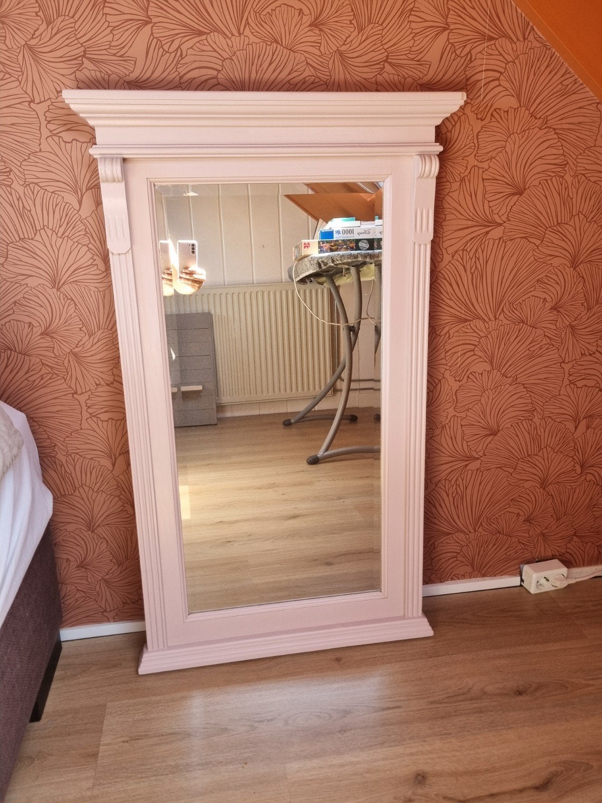 Spiegel met eiken houten lijst licht rose geschilderd, Ophalen of Verzenden, Zo goed als nieuw, Rechthoekig, Minder dan 100 cm