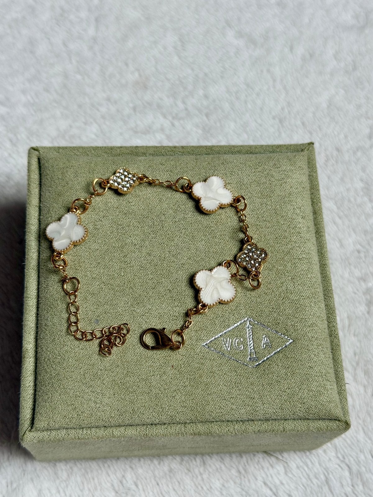 Elegant cleef armband met strass en parelmoer details, Sieraden, Tassen en Uiterlijk, Overige materialen, Nieuw, Ophalen of Verzenden