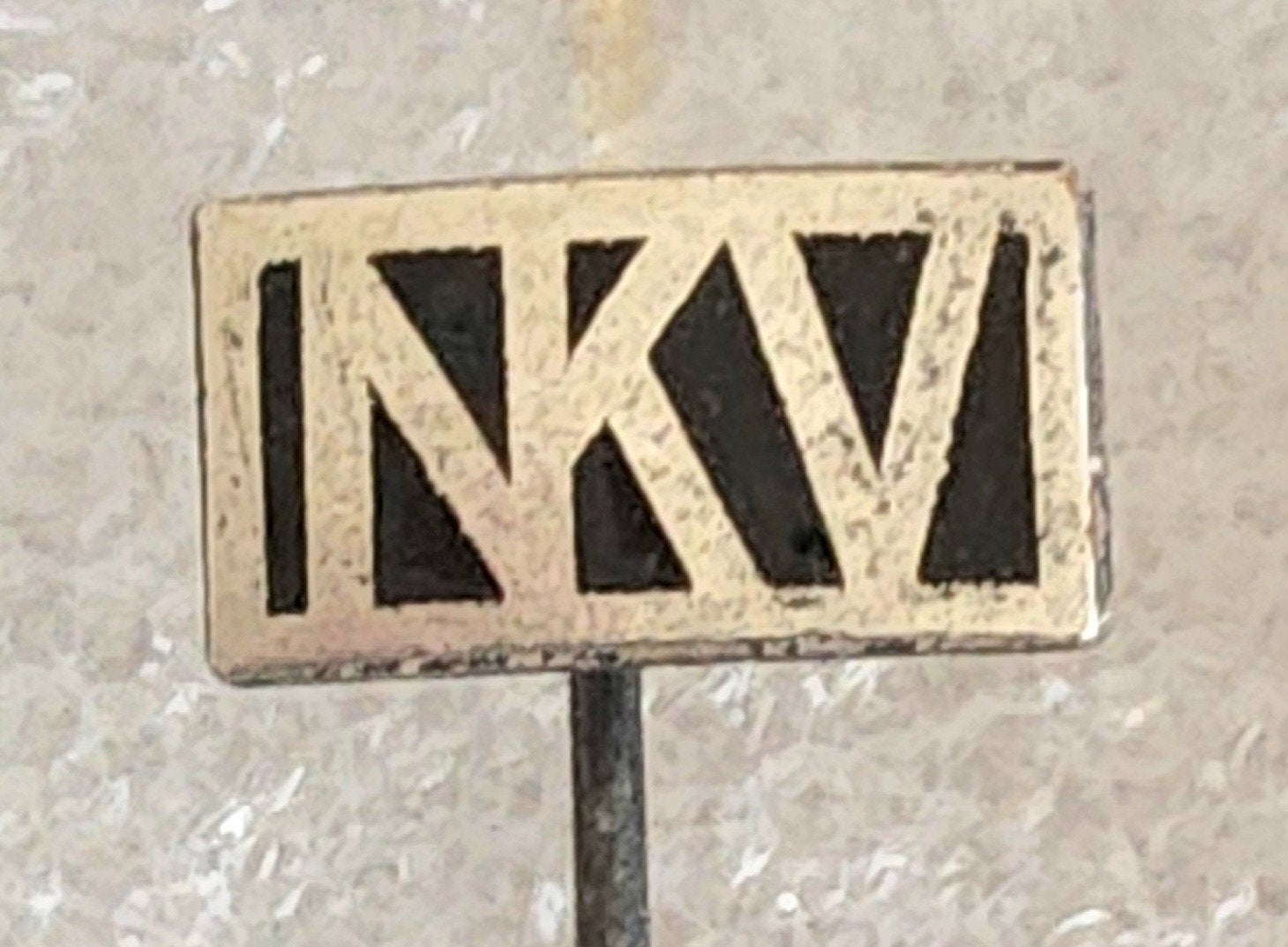Emaille Speldje NKV -  (Nederlands Katholiek Vakverbond), Ophalen of Verzenden, Gebruikt, Overige onderwerpen, Speldje of Pin