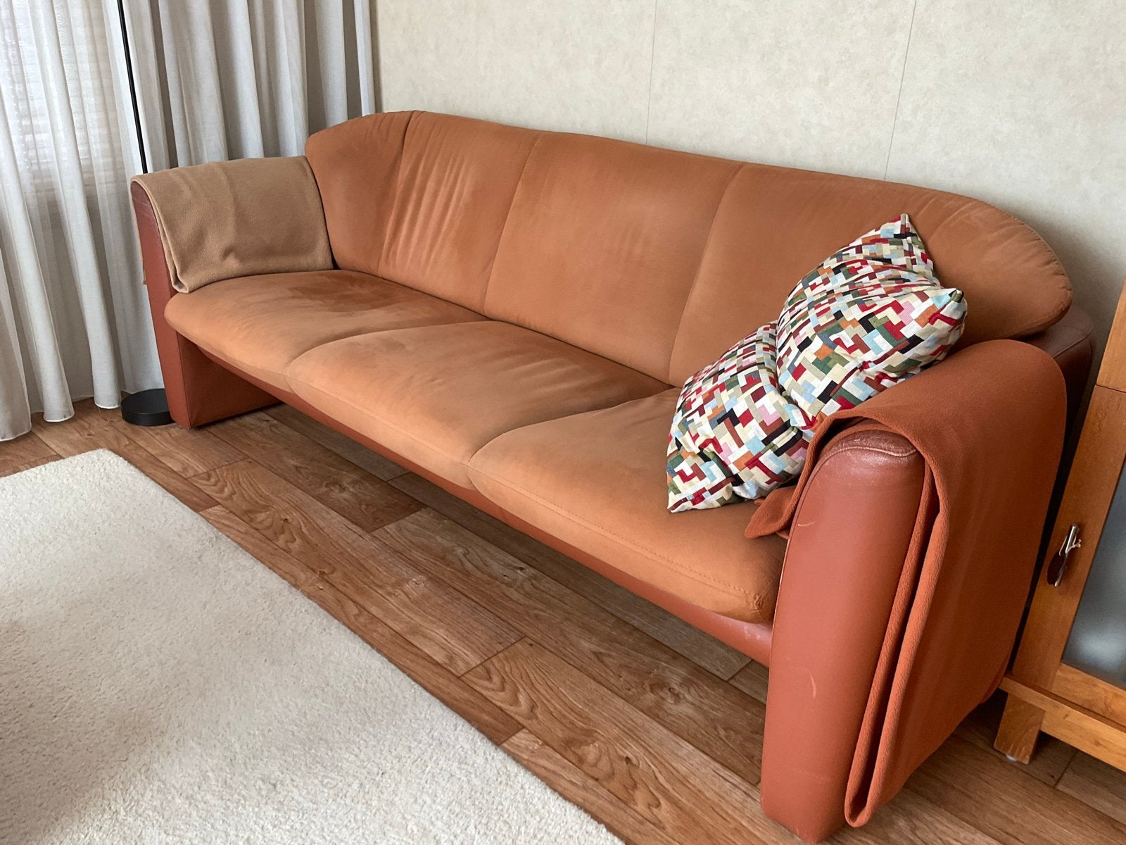 Comfortabele driepersoonsbank - Oranje/Bruin, Ophalen, Gebruikt, 150 tot 200 cm, Driepersoons