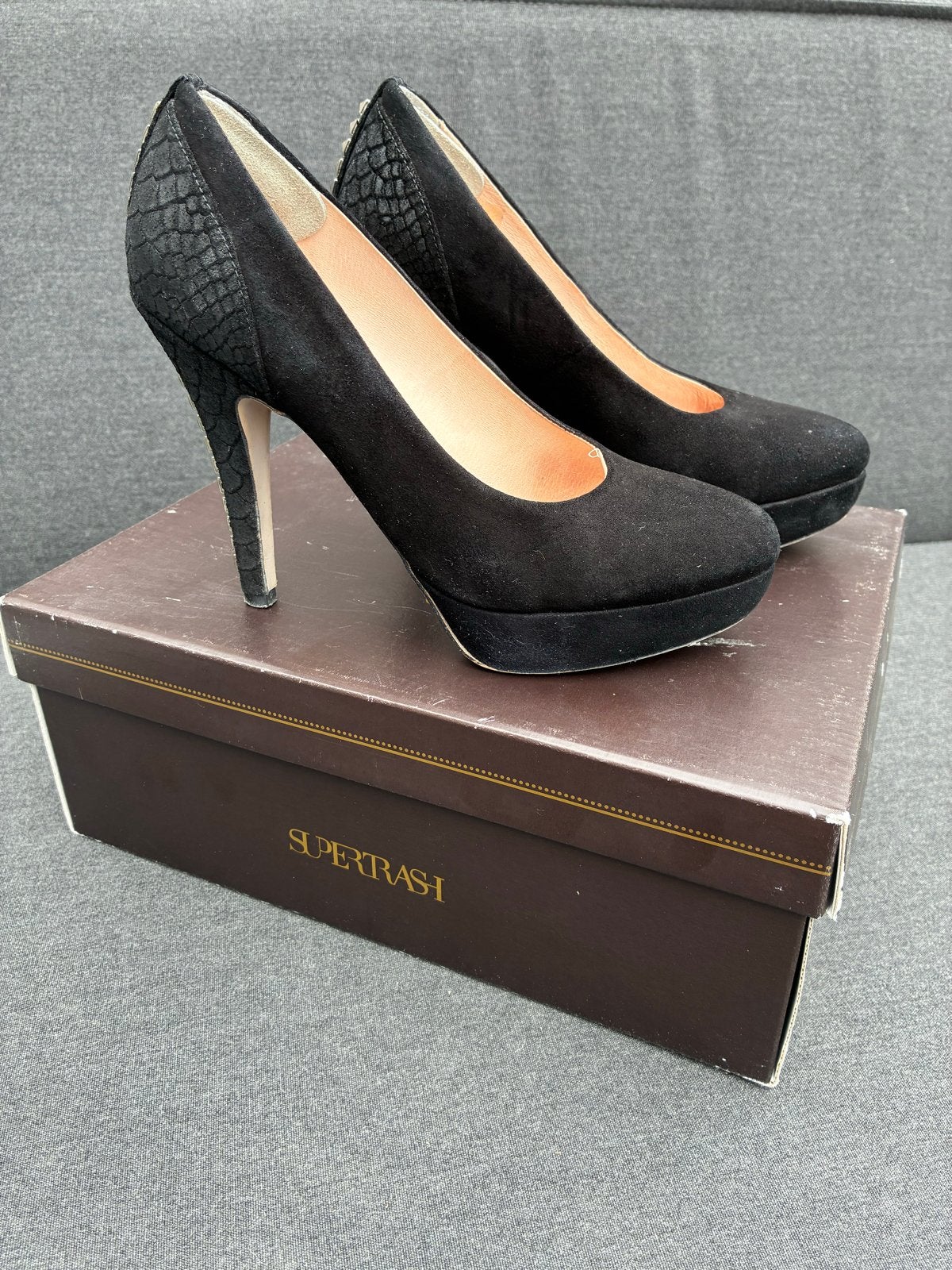 Supertrash Zwarte Suede Pumps met Studs Maat 37, Ophalen of Verzenden, Zo goed als nieuw, Zwart, Pumps