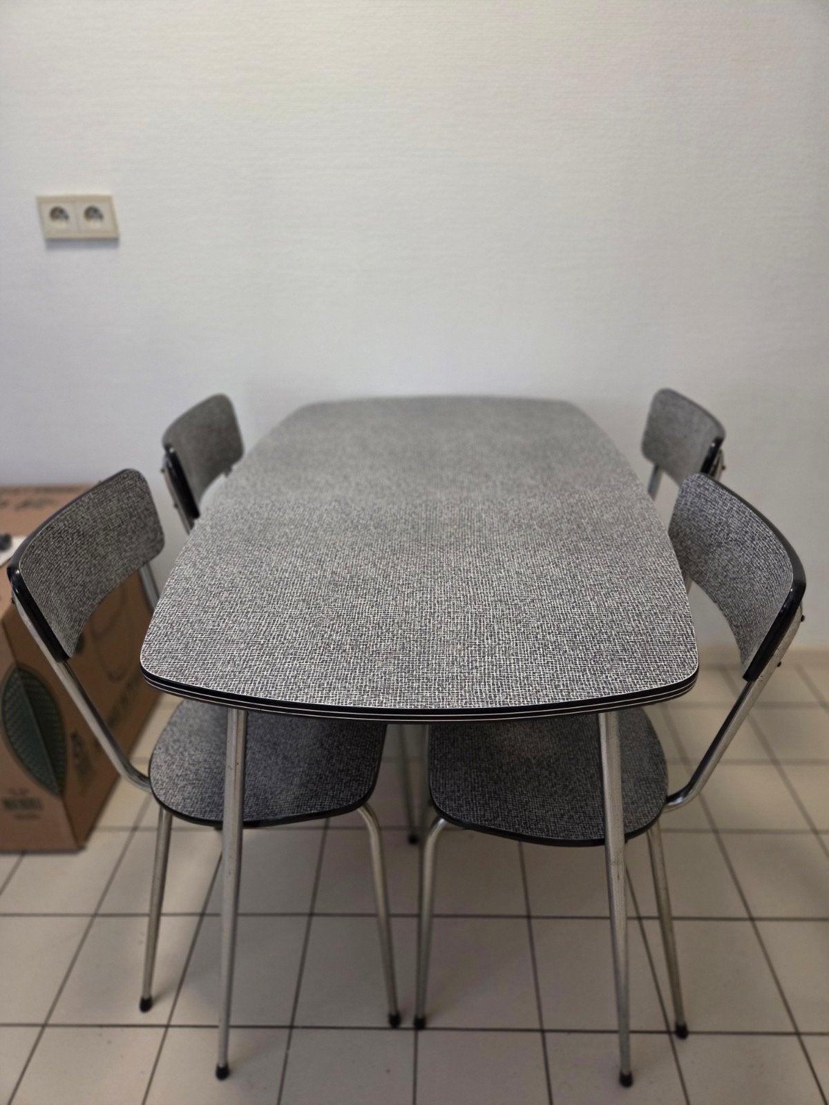 Vintage eettafel met 4 stoelen - Jaren '60/'70, Huis en Inrichting, Complete eetkamers, Ophalen, Gebruikt, Vintage, Retro, Jaren '60, Jaren '70