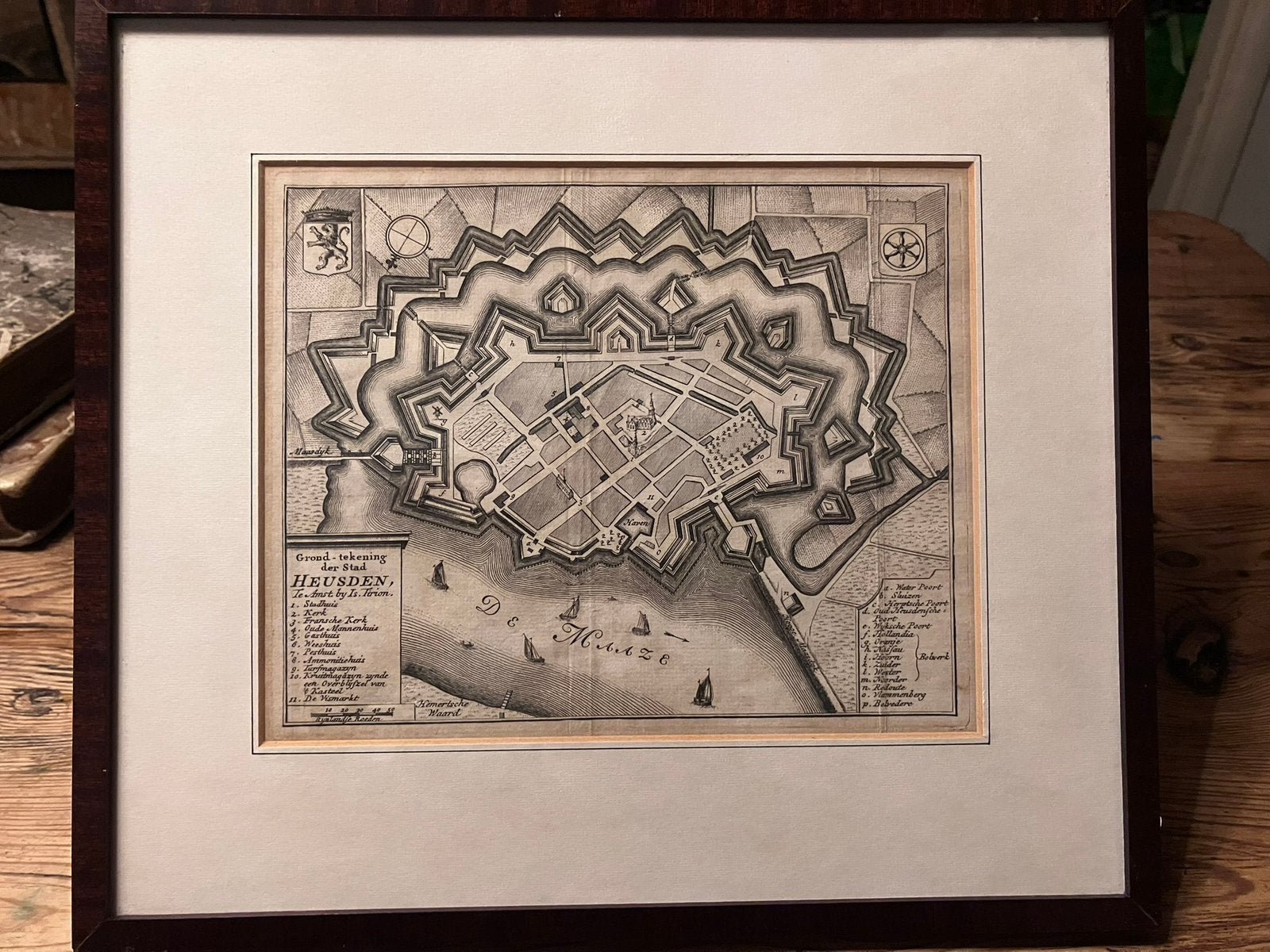 Mooie ingelijste plattegrond van Heusden uit ca 1750, Cartografie, 17 cm, Met windroos, Ophalen of Verzenden