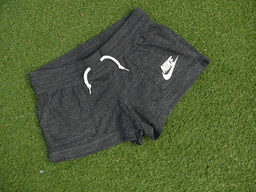 Nike korte joggingbroek maat M als nieuw, Kleding | Dames, Sportkleding, Maat 38/40 (M), Nike, Ophalen of Verzenden, Grijs