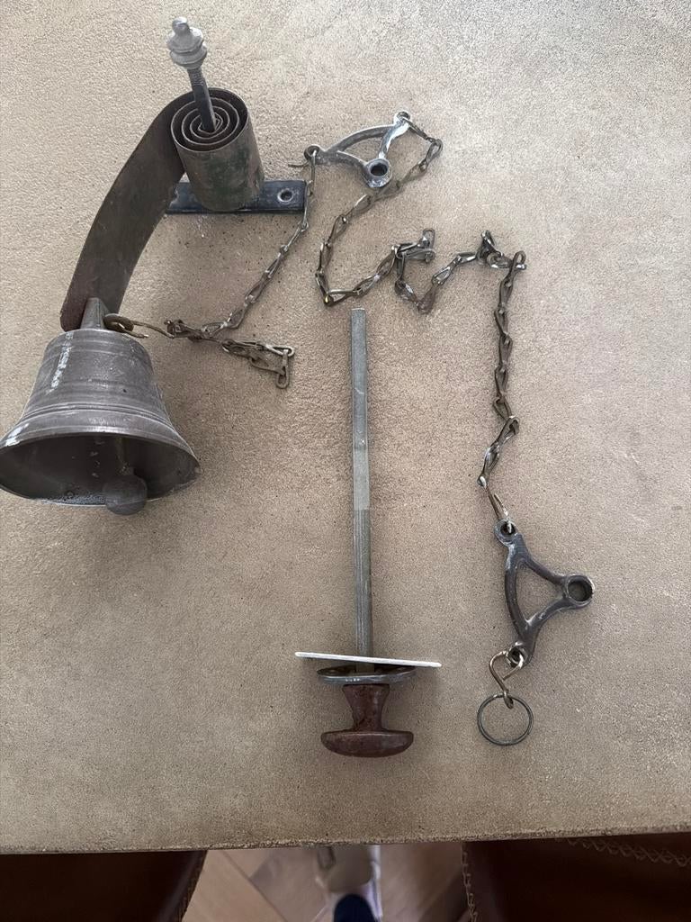 Antieke deurbel met ketting en mechanisme, Ophalen