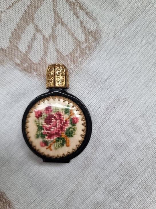 Geborduurd parfumflesje, Ophalen of Verzenden, Miniatuur
