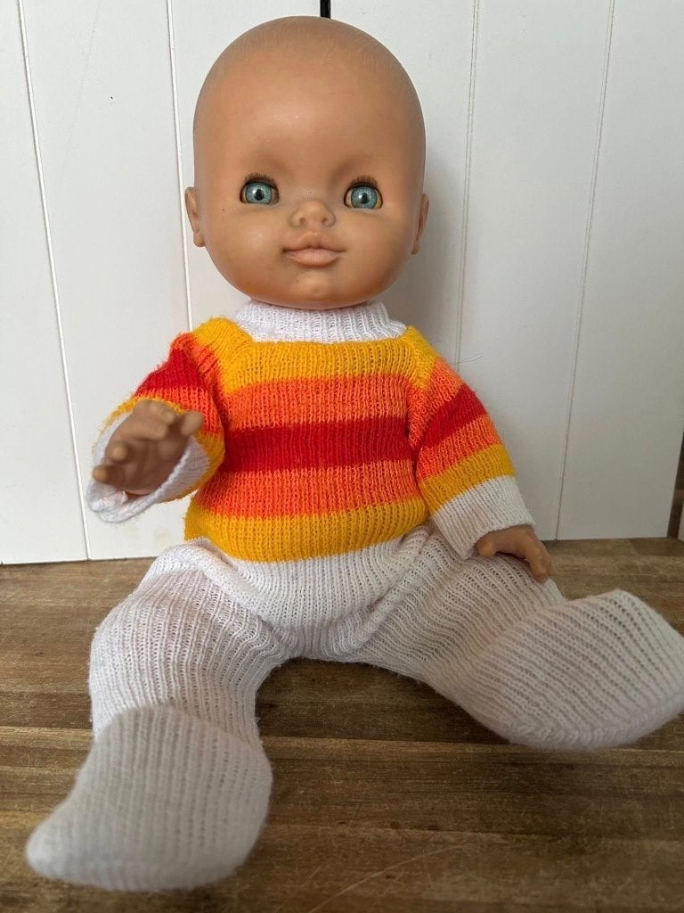 Vintage babypop Famosa Made in Spain met kleertjes, Ophalen of Verzenden, Gebruikt, Babypop