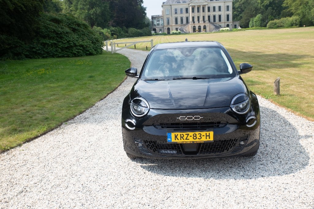 Fiat  600 1.2 Hybrid urban zwart airco automaat carplay, Automaat, Stof, 1199 cc, Zwart