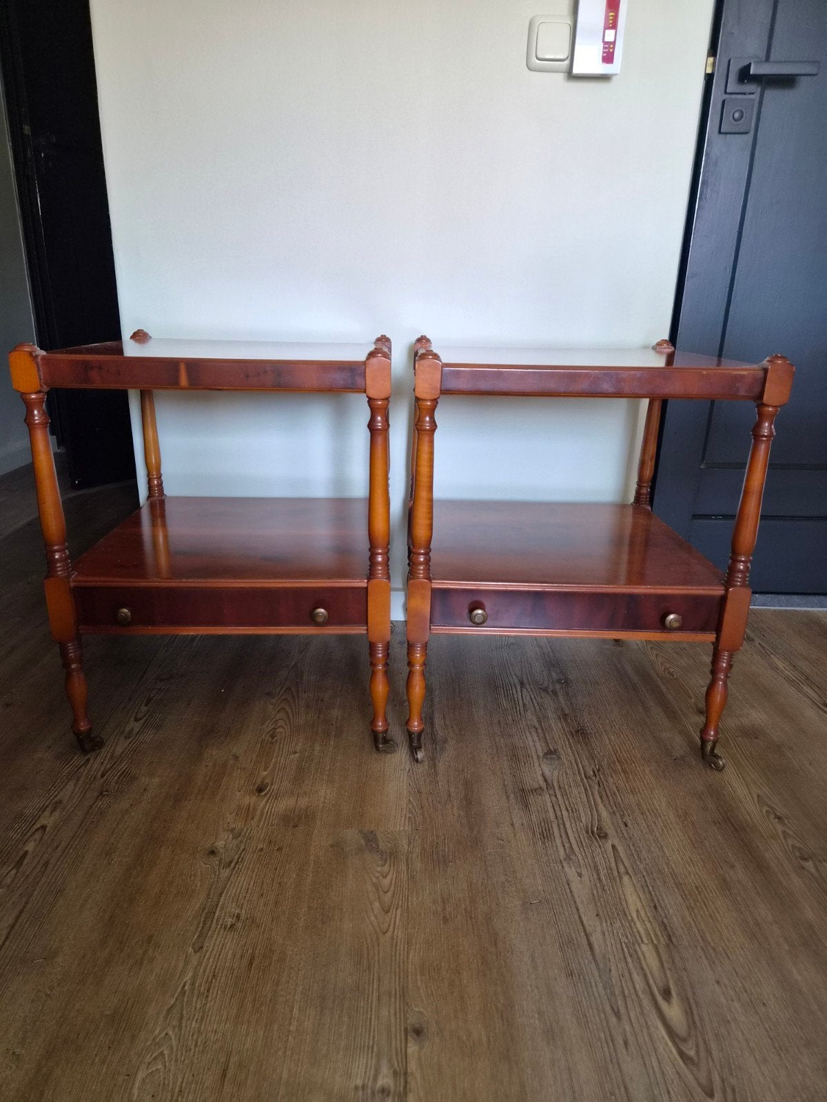 2  bijzettafeltjes Taxus. Klassiek/ brocante, Ophalen