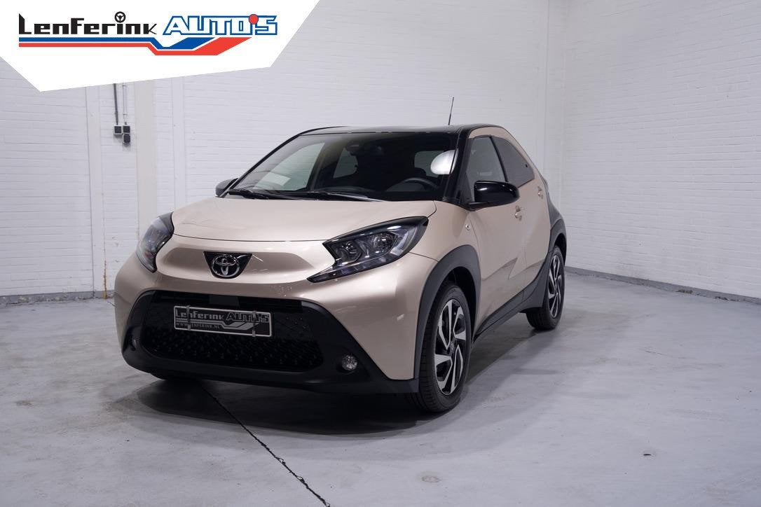 Toyota Aygo X 1.0 VVT-i Team Deutschland Achteruitrijcamera, Auto's, Toyota, Stof, Gebruikt, Bruin, 4 stoelen