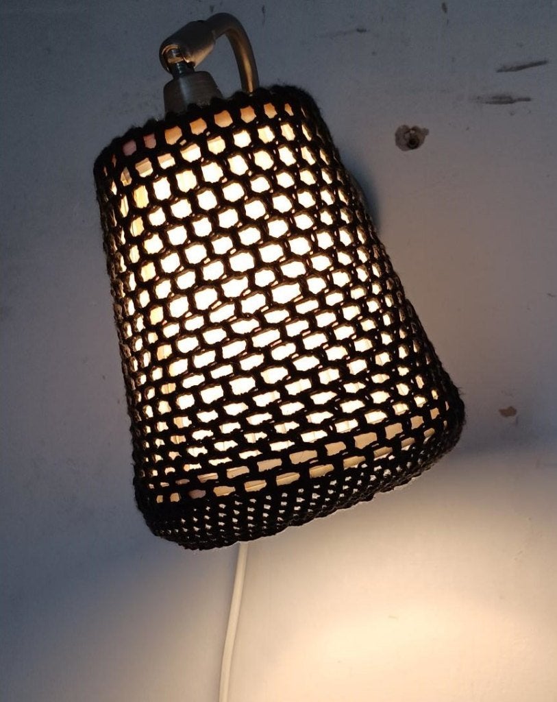 Muurlampje /Zelf gehaakte kapje zwart, Huis en Inrichting, Lampen | Wandlampen, Ophalen of Verzenden, Zo goed als nieuw, Kunststof