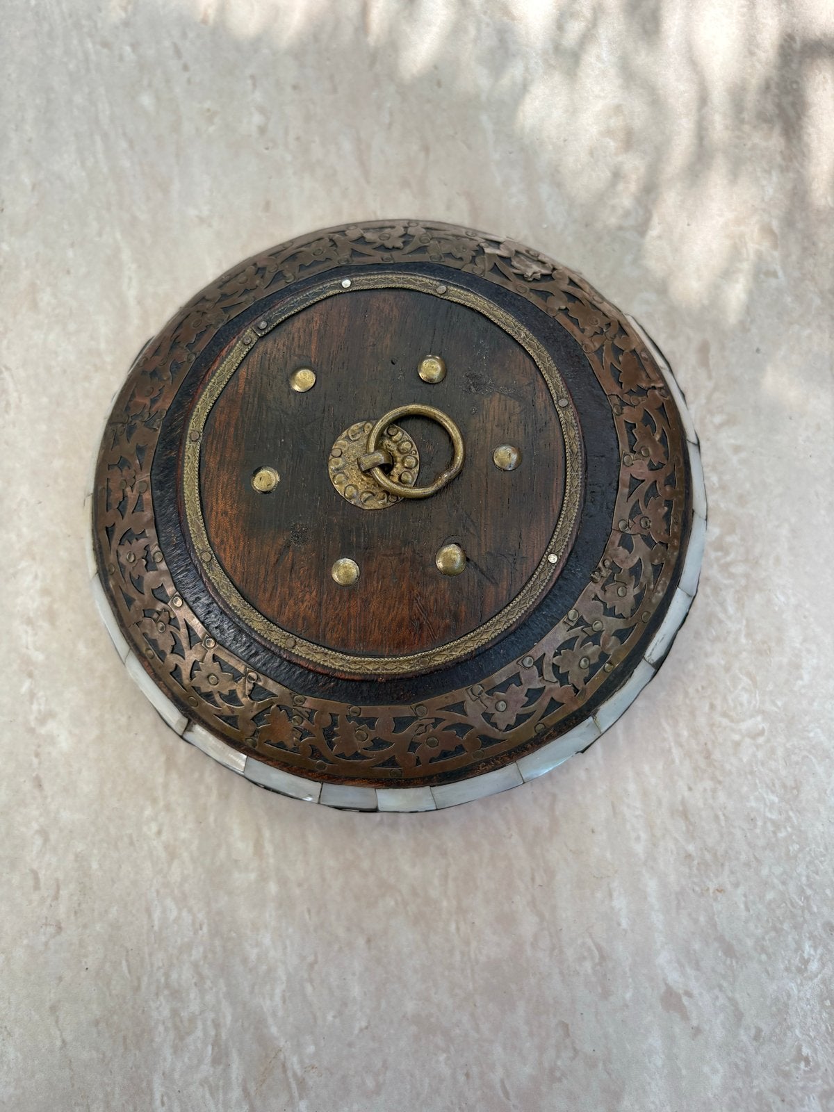 Antieke chapati opberg box uit india jaren 30 met parelmoer, Overige onderwerpen, Houtsnijwerk, Minder dan 20 cm, Ophalen of Verzenden