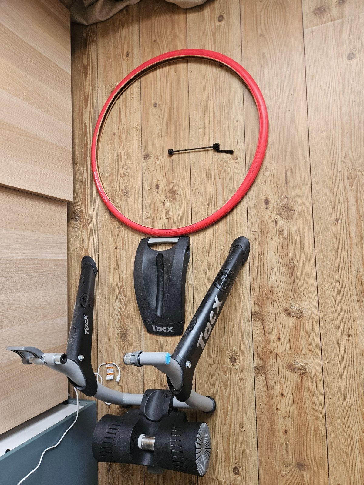 Tacx fietstrainer met voorwielsteun en trainingsband, Ophalen, Gebruikt, Overige typen, Kunststof