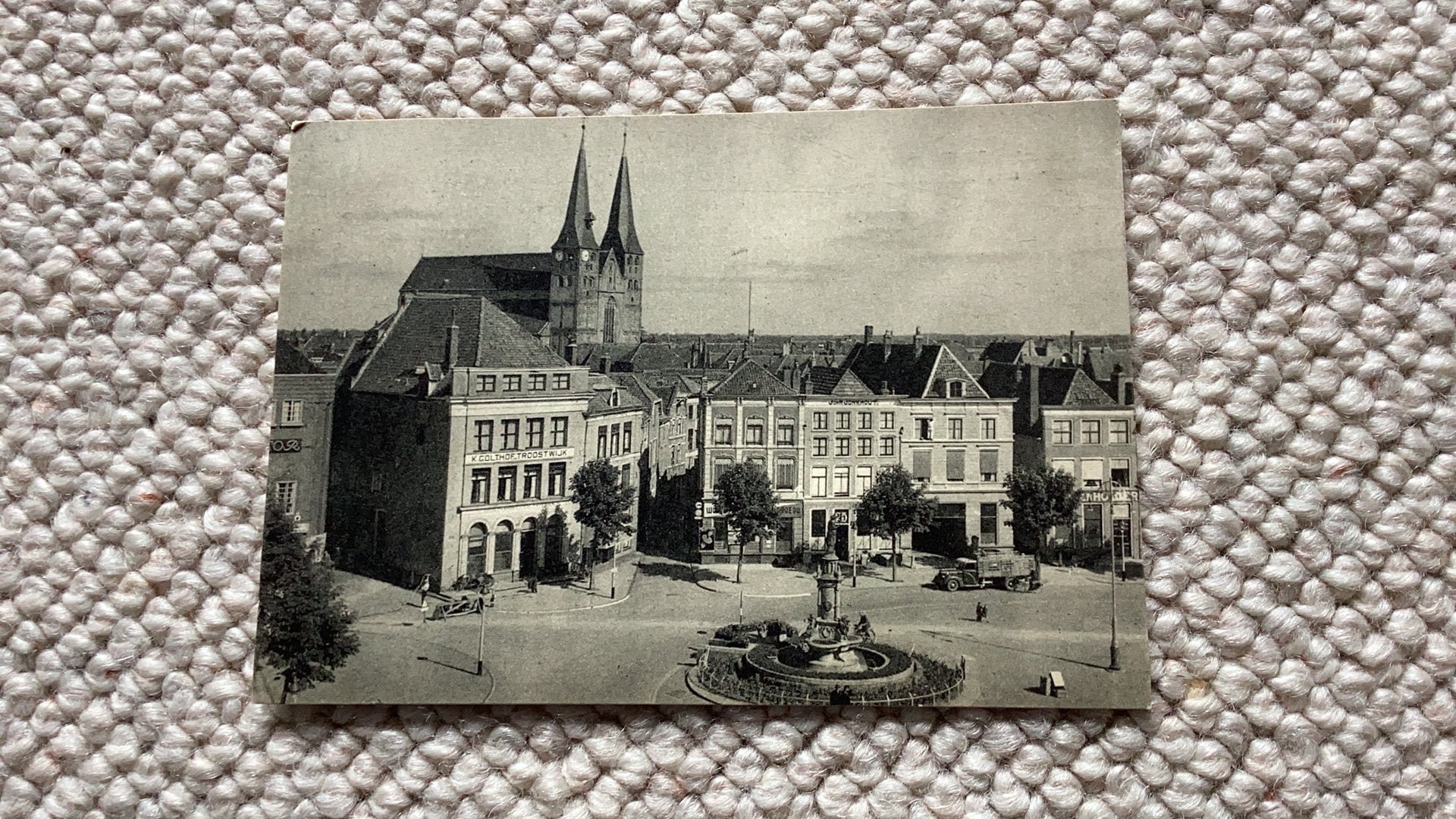 Ansichtkaart Deventer Brink met Fontein en Bergkerk. 988, Verzamelen, Ansichtkaarten | Nederland, Ophalen of Verzenden, 1940 tot 1960