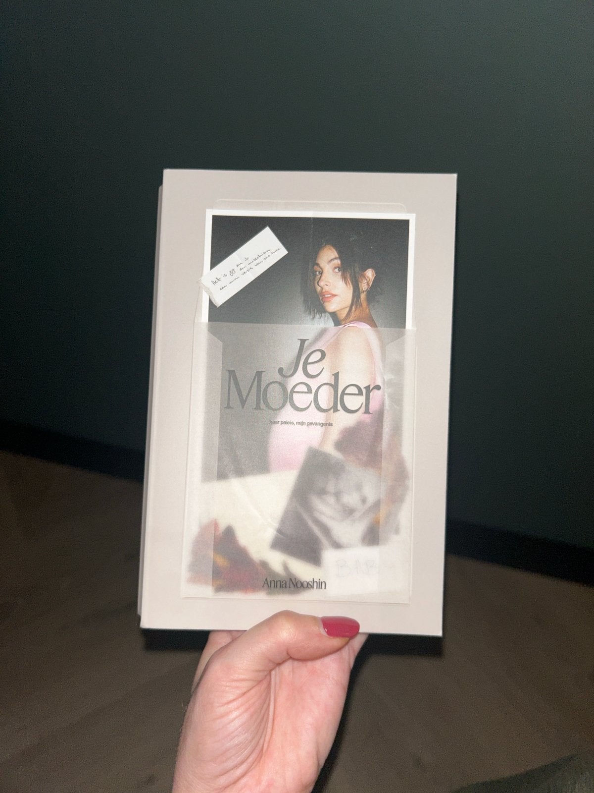 Je Moeder - Anna Nooshin (Boek), Ophalen of Verzenden, Zo goed als nieuw, Nederland