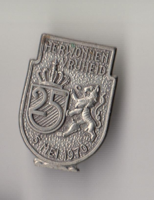 Bevrijdingsdag 5 Mei Herwonnen Vrijheid broche, Verzamelen, Speldjes, Pins en Buttons, Gebruikt, Niet vindbaar, Niet vindbaar