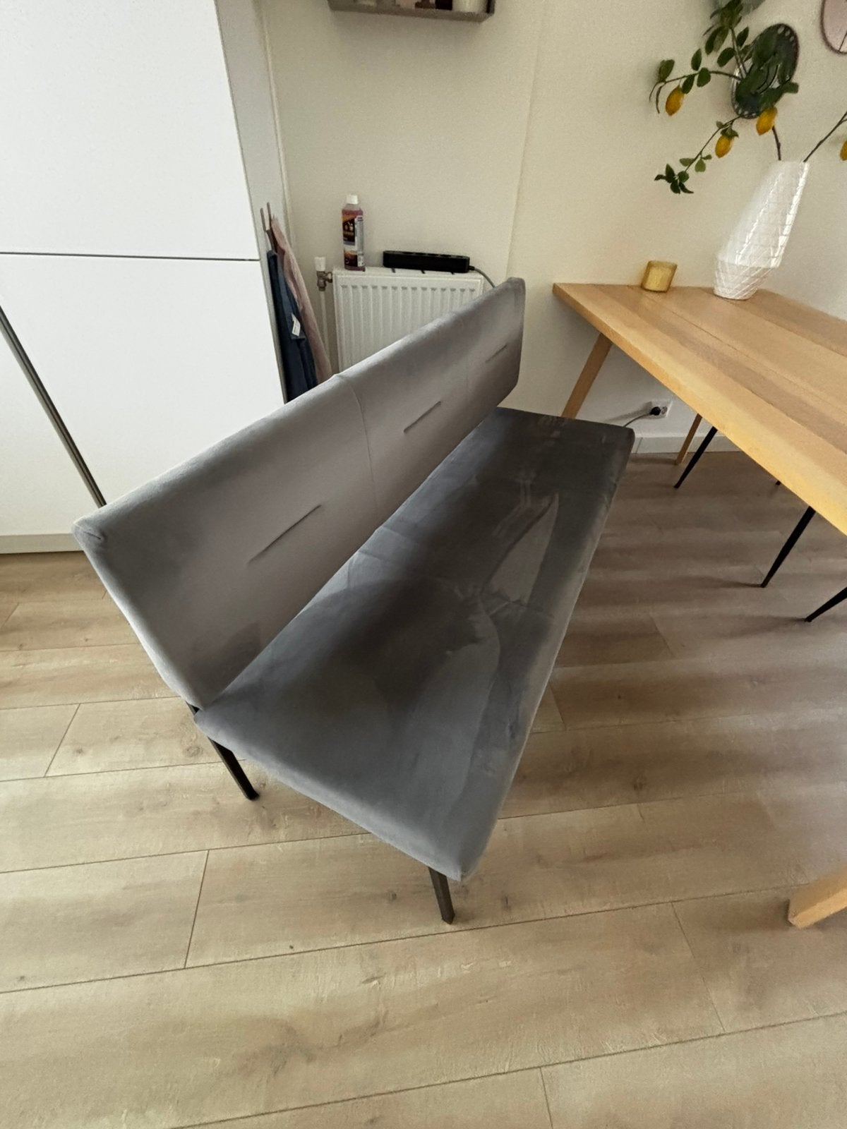 Eettafelbankje grijs Bodilson 140 cm breed zgan, Huis en Inrichting, Ophalen of Verzenden, Zo goed als nieuw, Tweepersoons, Minder dan 150 cm