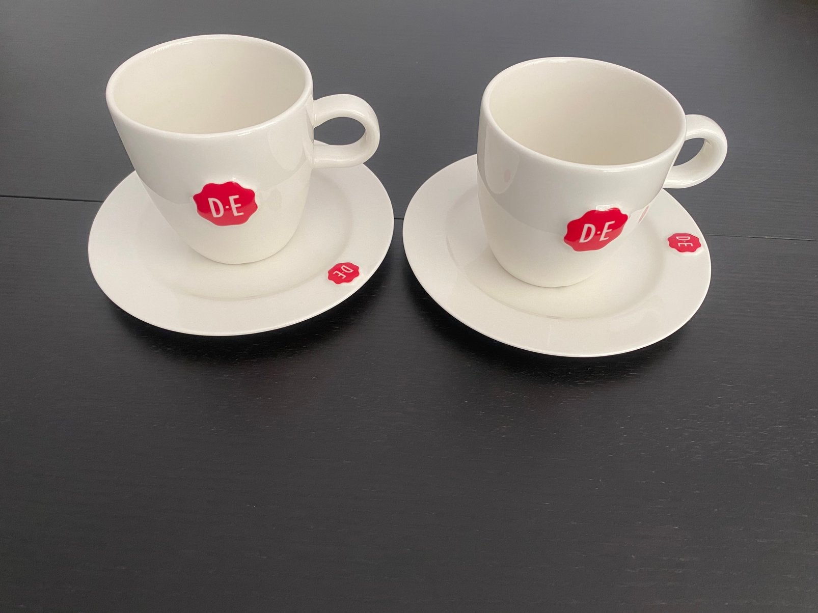 D.E koffiemokken 2 x300ml met gebaksbord.Nieuw!, Ophalen of Verzenden, Zo goed als nieuw, Glas, Overige stijlen