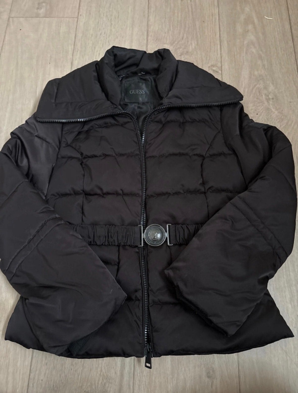 Guess Zwart Gewatteerd Jack met Riem - Maat M, Ophalen of Verzenden, Zo goed als nieuw, Maat 38/40 (M), Zwart