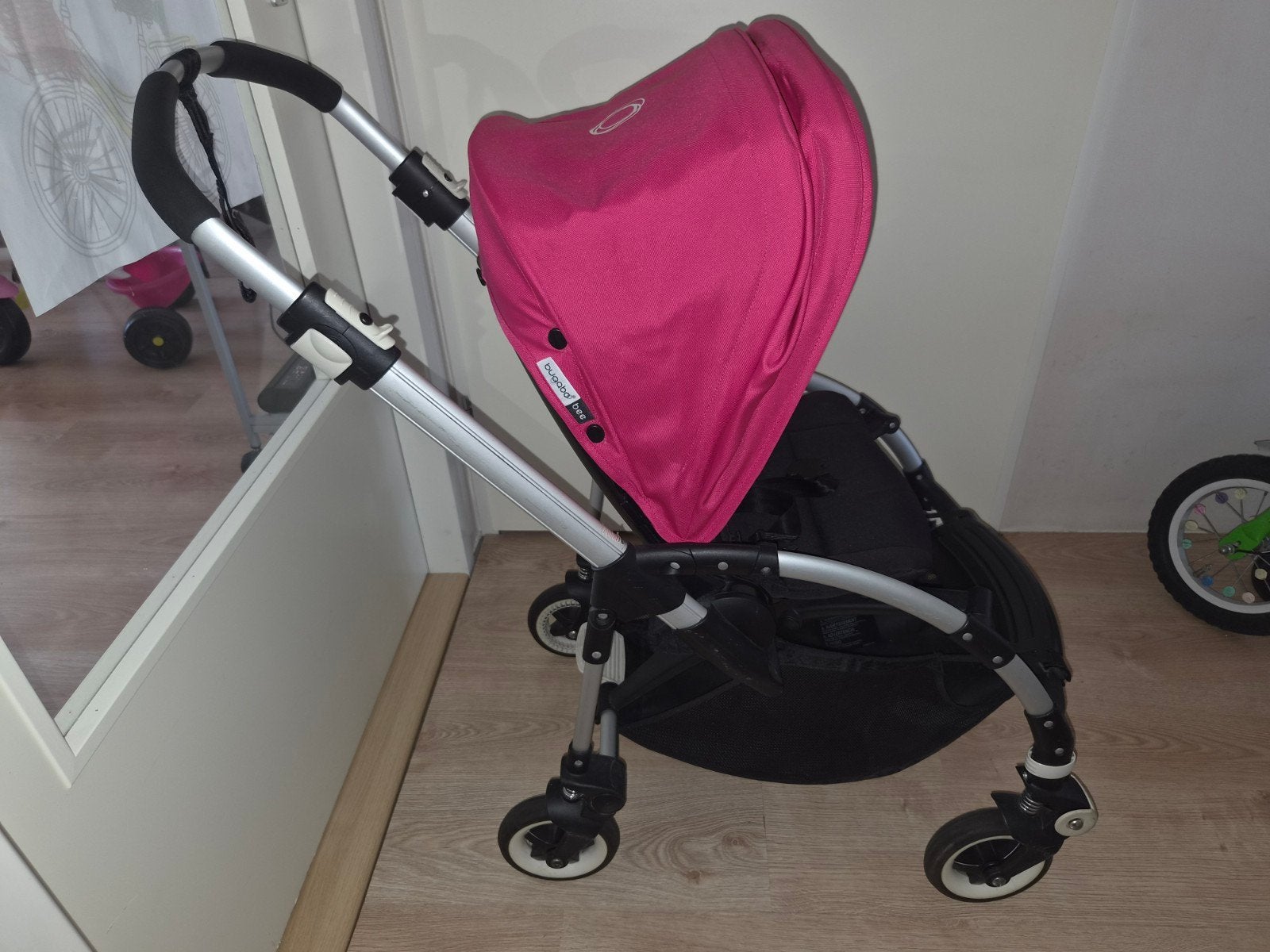Bugaboo Bee met roze kap, seatliner en voetenzak, Kinderen en Baby's, Kinderwagens en Combinaties, Gebruikt, Bugaboo, Verstelbare duwstang