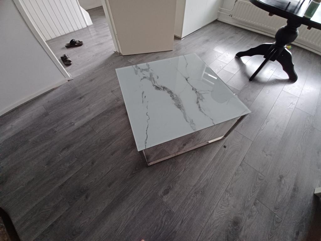 Nieuwe glazen salontafel met marmerlook, Huis en Inrichting, Tafels | Salontafels, 50 tot 100 cm, Vierkant, Nieuw, Glas