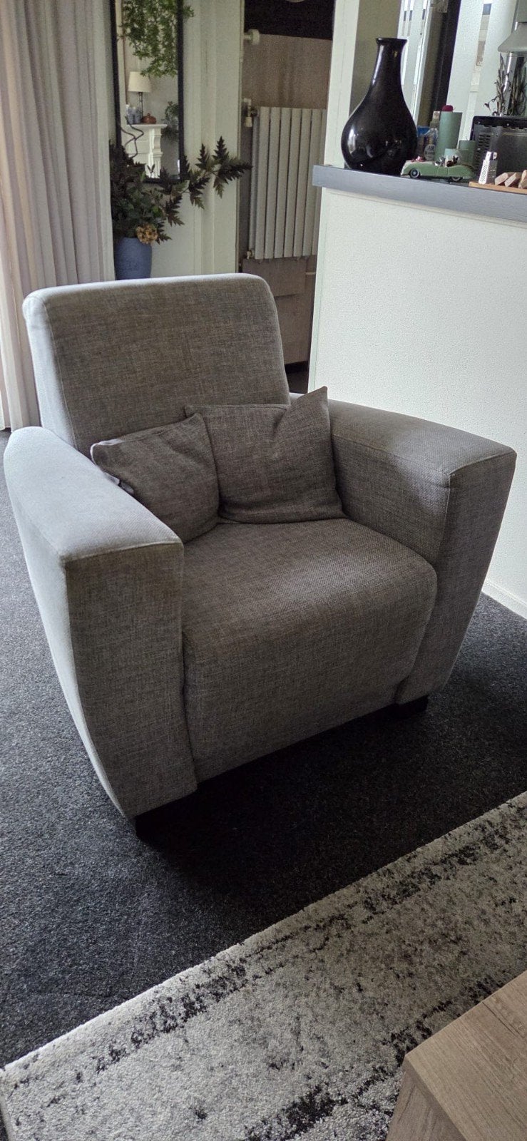 Comfortabele grijze fauteuil met kussens, Huis en Inrichting, Ophalen, 75 tot 100 cm, Zo goed als nieuw, 75 tot 100 cm