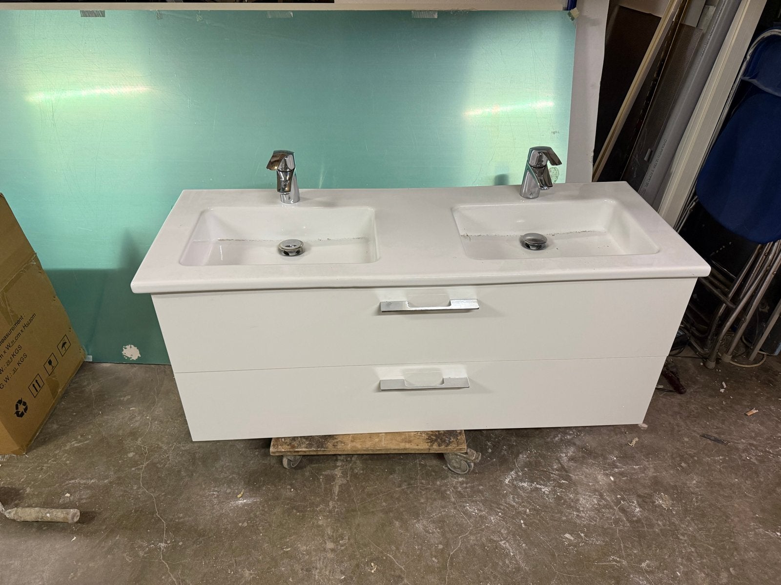 Dubbele wastafel met kranen, lades en verlichte spiegel, Doe-het-zelf en Verbouw, Sanitair, Ophalen of Verzenden, Gebruikt, Chroom