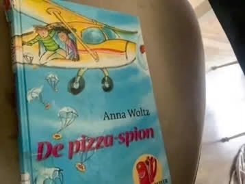 De pizza-spion - Anna Woltz (kinderboek), Fictie algemeen, Anna Woltz, Ophalen of Verzenden, Zo goed als nieuw