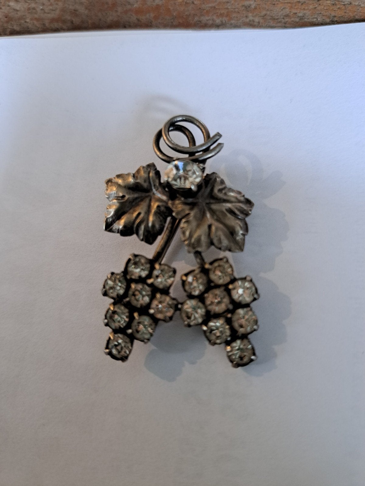 Vintage Broche Druiventros met Strass Steentjes, Sieraden, Tassen en Uiterlijk, Overige materialen, 4 tot 7 cm, Gebruikt, Ophalen of Verzenden